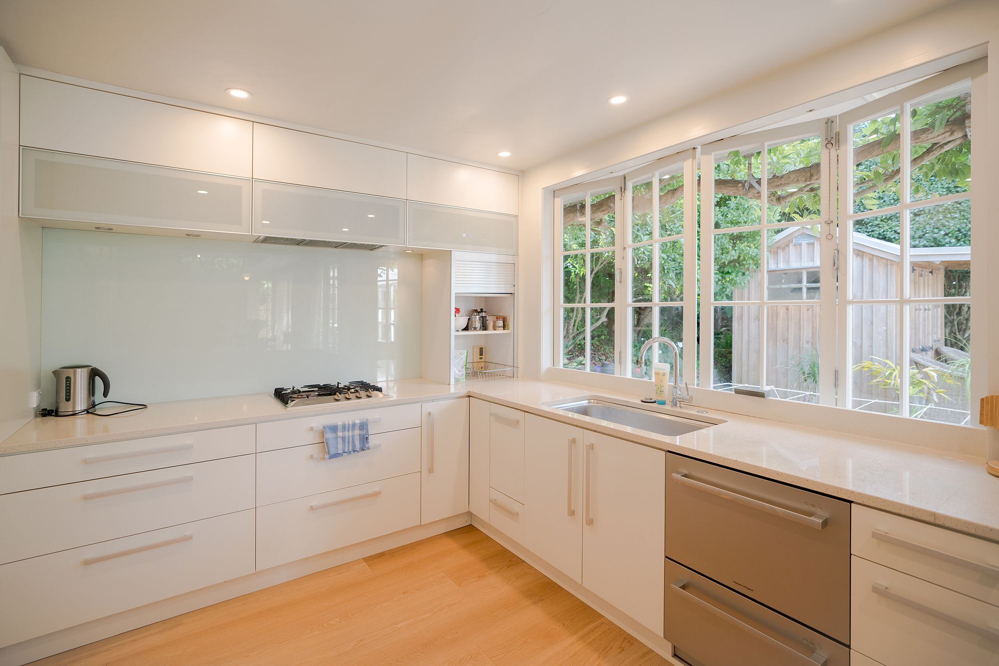 Epsom With Pool Apartment