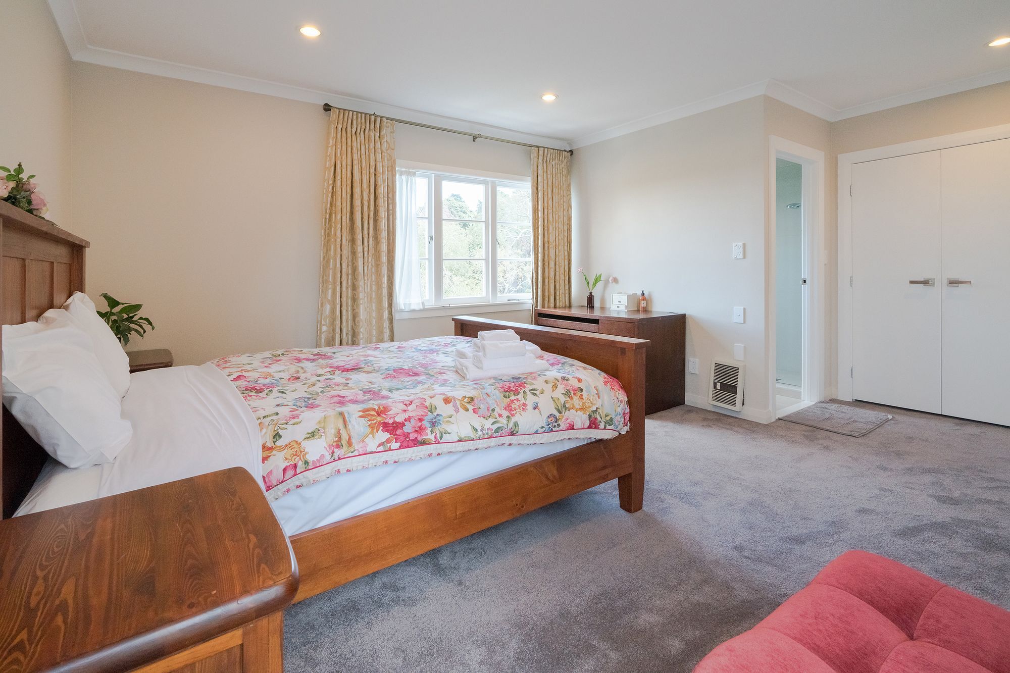 Apartment Epsom With Pool
