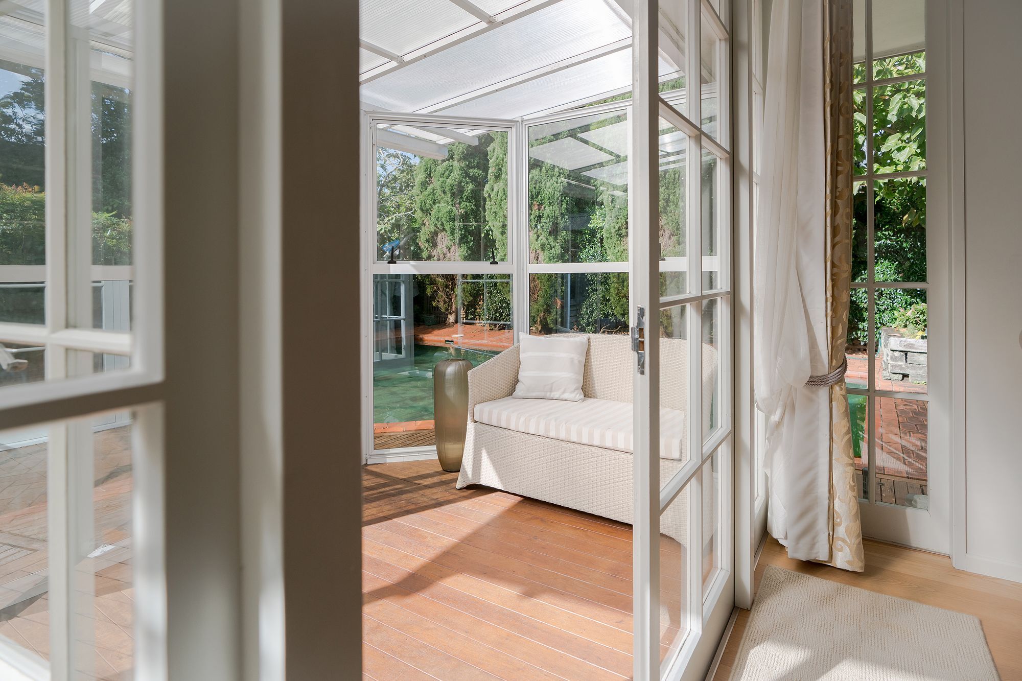 Apartment Epsom With Pool *