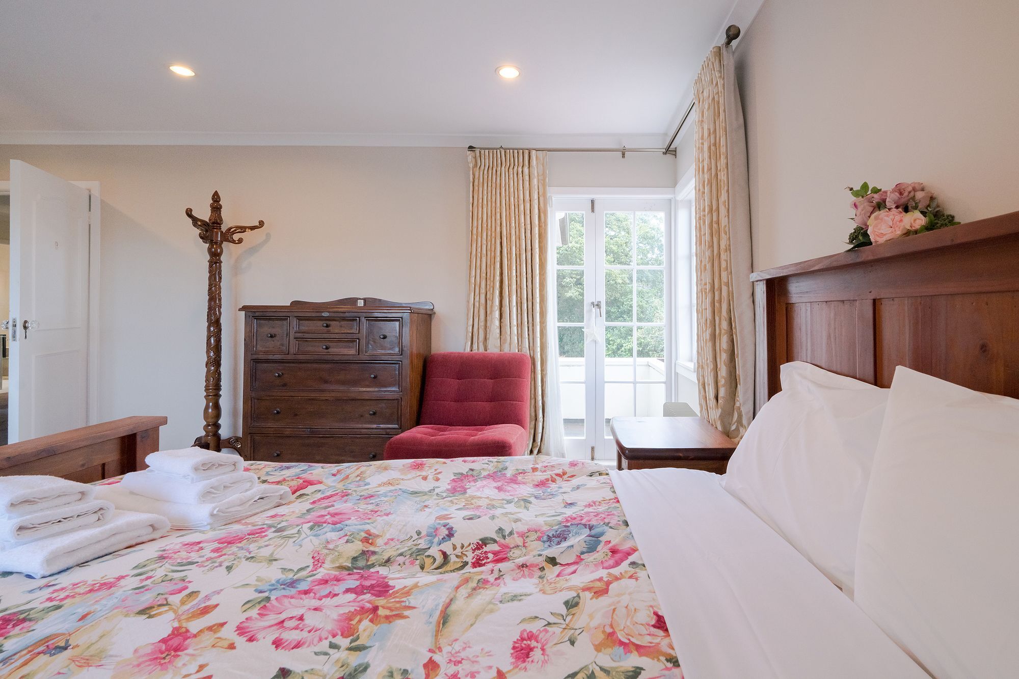 Apartment Epsom With Pool *