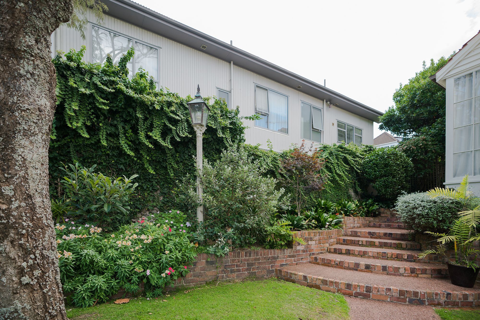 Apartment Epsom With Pool
