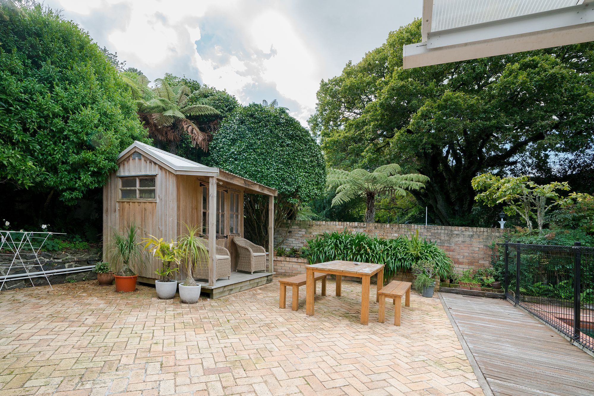 Epsom With Pool Apartment