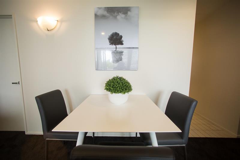 Apartment Beautiful Sunny Two Bedroom *