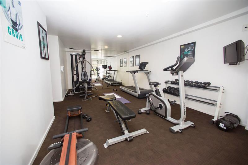 Apartment Beautiful Sunny Two Bedroom *
