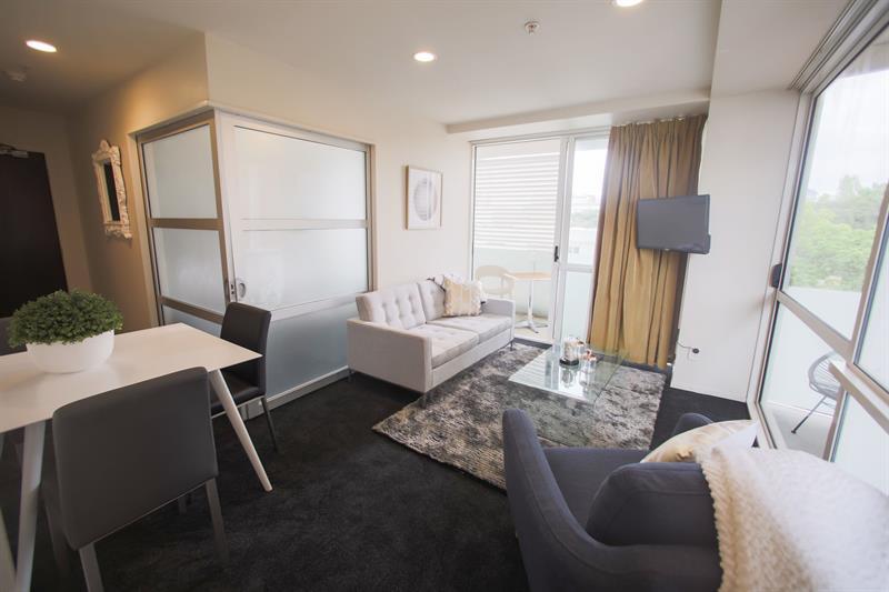 Beautiful Sunny Two Bedroom Apartment *