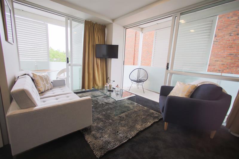 Apartment Beautiful Sunny Two Bedroom *
