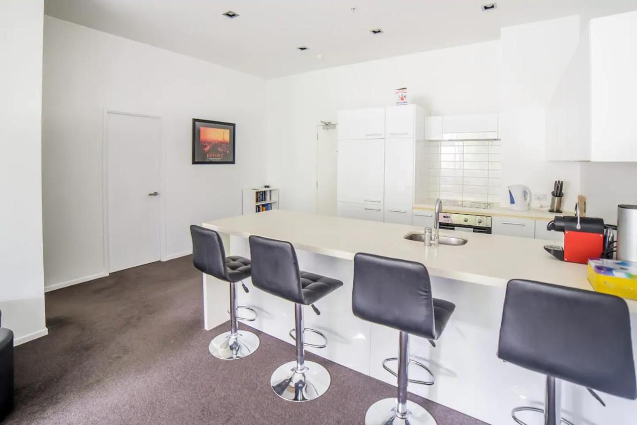Modern 2 Bedroom In Cbd With Parking Apartment Auckland