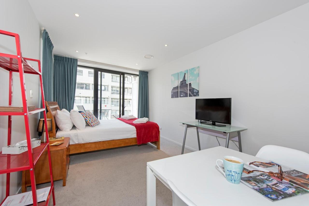 Tidy Studio Queens Resid With Balcony *