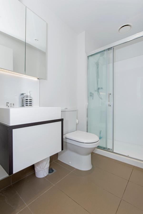 Tidy Studio Queens Resid With Balcony