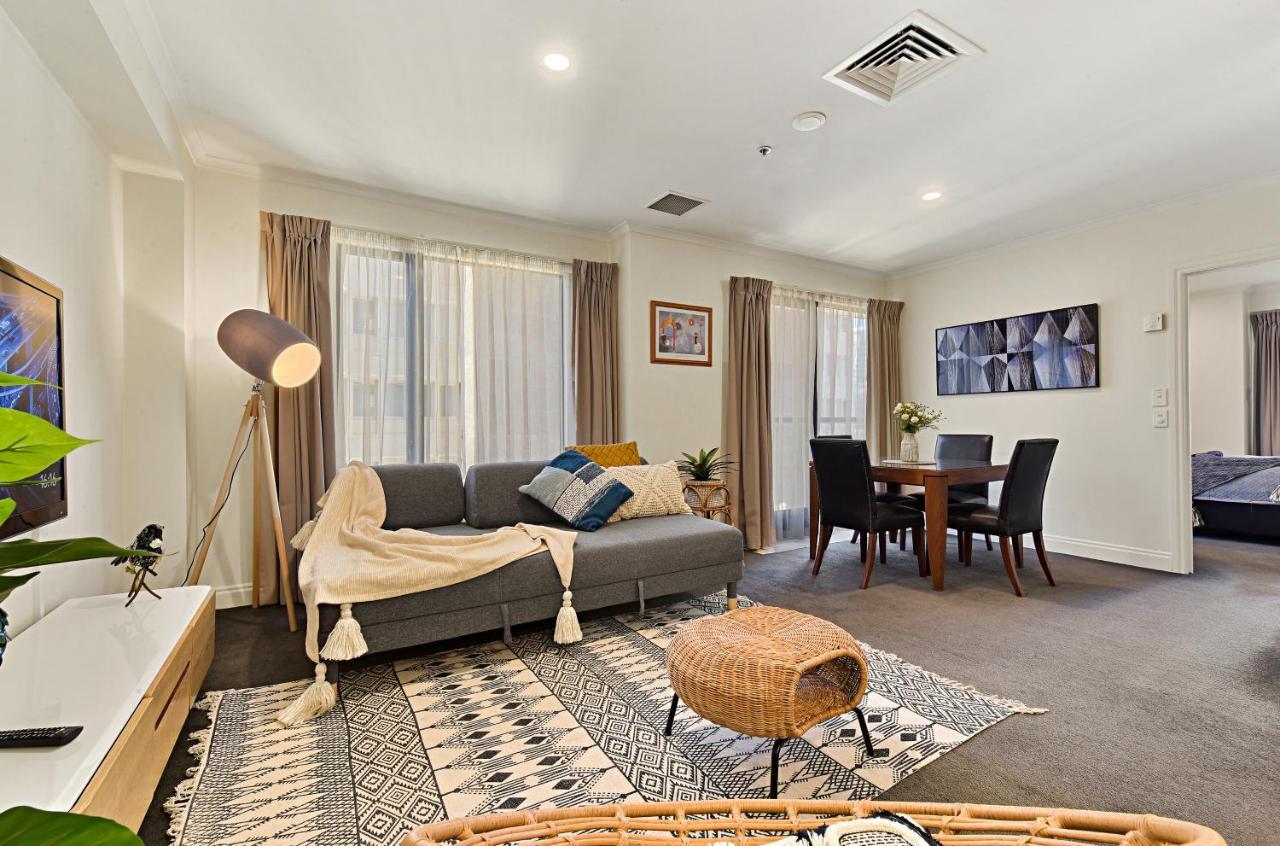Metropolitan - Spacious One-bedroom In Central Apartment *