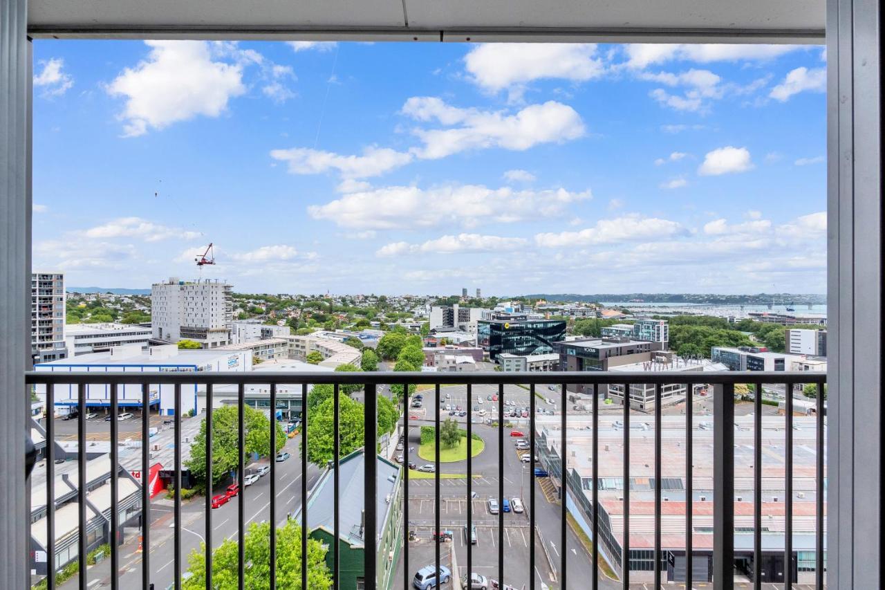 Cityscape Charm W Parking, Views, Pool & Gym Apartment Auckland