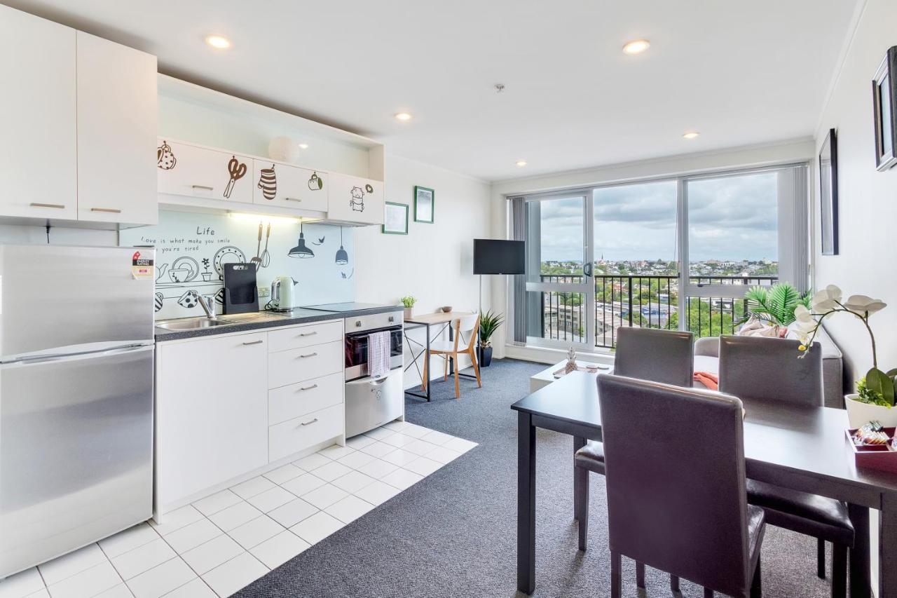 Cityscape Charm W Parking, Views, Pool & Gym