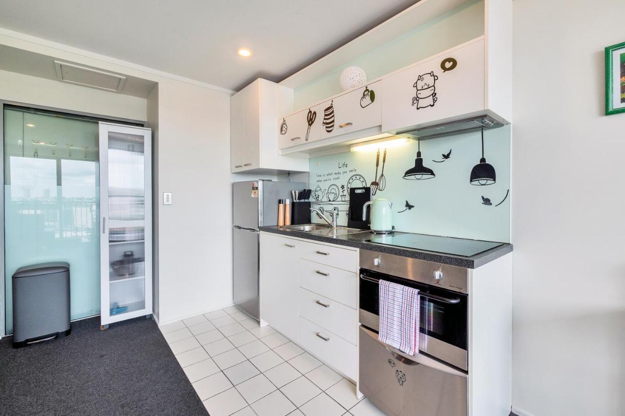 Cityscape Charm W Parking, Views, Pool & Gym