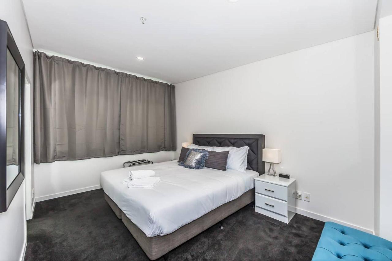 Princes Wharf - Spectacular Harbour View Penthouse Apartment *