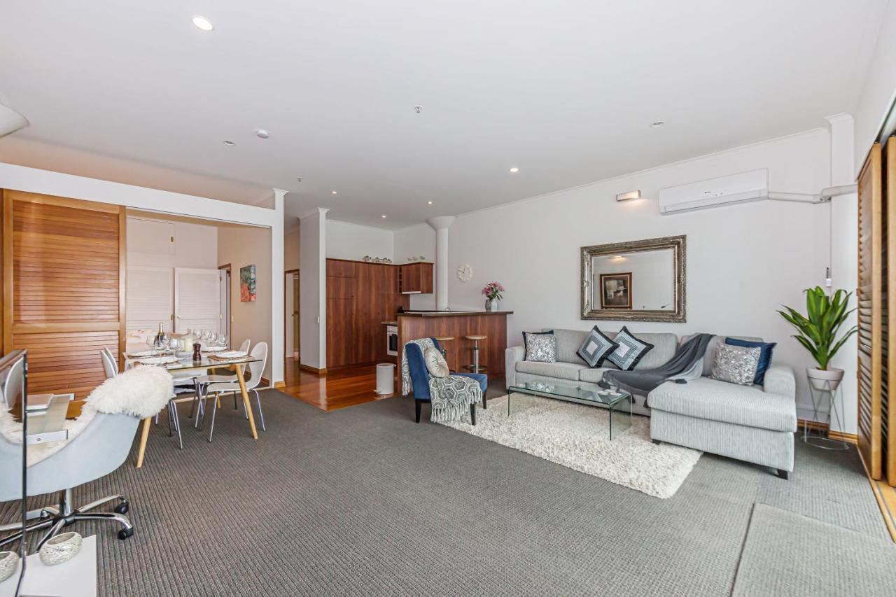 Princes Wharf - Absolute Waterfront & Great Views Apartment