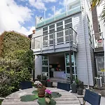 Designer 3 Bedroom Home With Harbour Views
