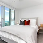Inner City Apartment With Harbour Views