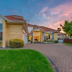 Elegant 6 Bdr Home Sleeps 13 In East Auckland