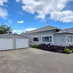 Central Auckland 5-Bedroom Villa With Free Parking