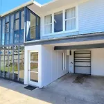Lovely 2 - Bedroom Unit With Free Parking