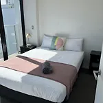 Apartment With Brilliant Views In Auckland Cbd
