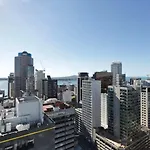 Modern 2 Bedroom Apartment 1 Minute To Skytower