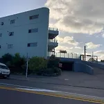 Cool Apartment, Central To Everything, Share With 2X Bulldogs