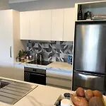 Cool Apartment, Central To Everything, Share With 2X Bulldogs