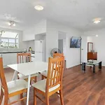 Cosy Renovated Two Bed Garden Apt - Wifi - Netflix