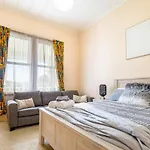 4Bed Spacious Villa In Chatswood