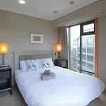 Metropolis Residence Apartment With Skytower View
