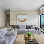Modern 2Br Abode - Near Eastern Auckland Beaches