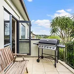 Modern 2Br Abode - Near Eastern Auckland Beaches