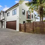 Modern 2Br Abode - Near Eastern Auckland Beaches