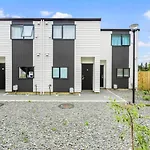 Urban Glow Townhouse With Parking