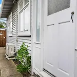 Calgary Cottage With Air Con