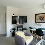 Centre Takapuna 2 Beds & Garage & Netflix