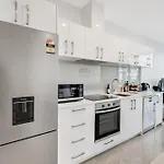 The Cityscape Apartment With Wi-Fi And Balcony