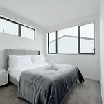 Modern 3-Bds Townhouse In South Auckland