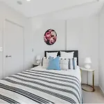 Just Opposite To Sky Tower , 2 Bed 2 Bath In Cbd