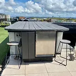 Entertainers Penthouse With 5 Bedrooms Pool & Spa