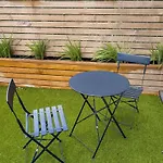 St Vincent Charmer - Stylish Townhouse W Carpark