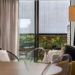 St Vincent Charmer - Stylish Townhouse W Carpark