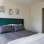 Gorgeous Mission Bay Apartment With Private Garden