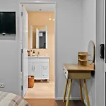 Lux 4 Bedroom In Auckland With Spa And Light Breakfast
