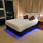 Seaview Waterfront Hotel Apt