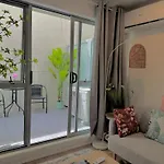 Stunning 3 Bd 2 Bth City Apt Pool And Carpark