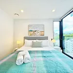 Lush City Escape - Fresh 1B Studio Near Skytower Pool Gym Saunasauna