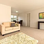 Rooms Close To Everywhere Akl