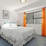 Sunny City Fringe Townhouse With Private Parking
